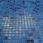 Чаша бассейна с новым плиточным покрытием после реконструкции в Московской области